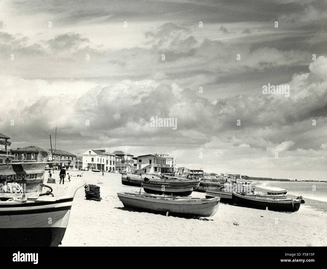 Spiaggia con barche da pesca, Catanzaro Lido, Italia Foto Stock
