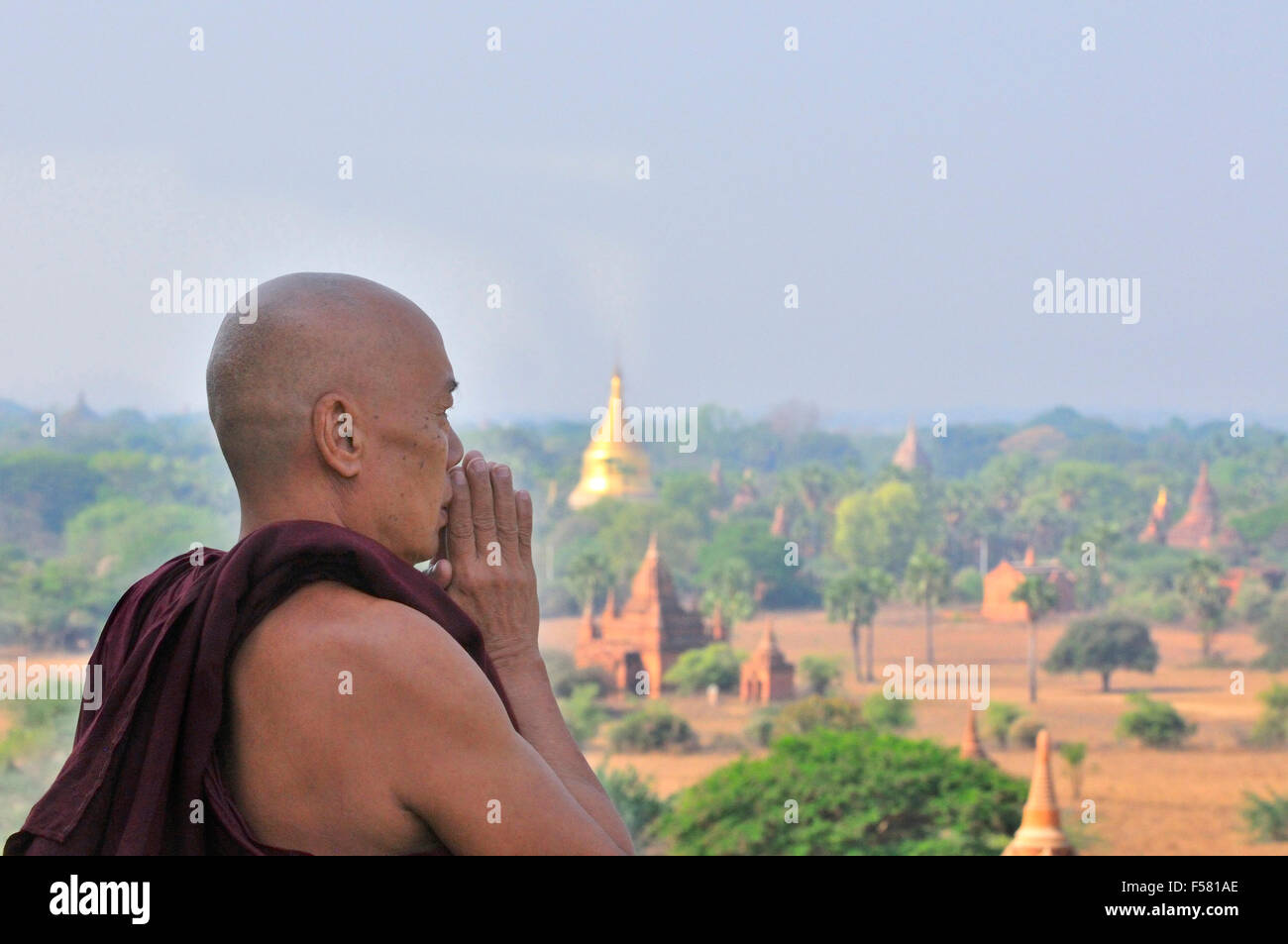 Monaco buddista in preghiera sulla pagoda di Shwesandaw a Bagan, Myanmar, precedentemente conosciuta come Birmania Foto Stock
