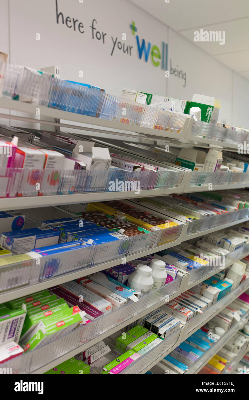 Droghe e medicinali in farmacia ripiani in una farmacia store. Foto Stock