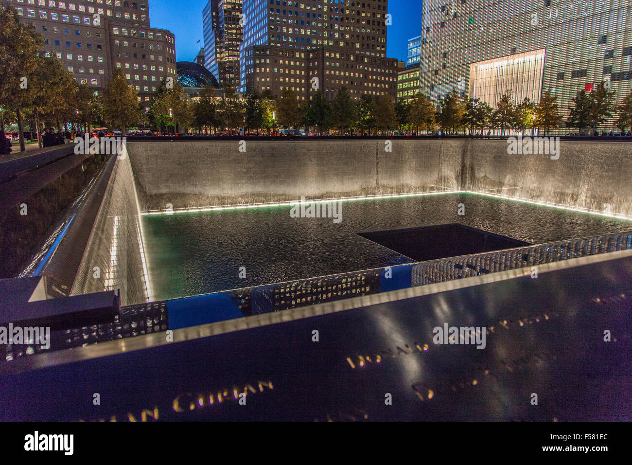 A sud la piscina al tramonto, National September 11 Memorial & Museum 9/11, New York City, Stati Uniti d'America. Foto Stock