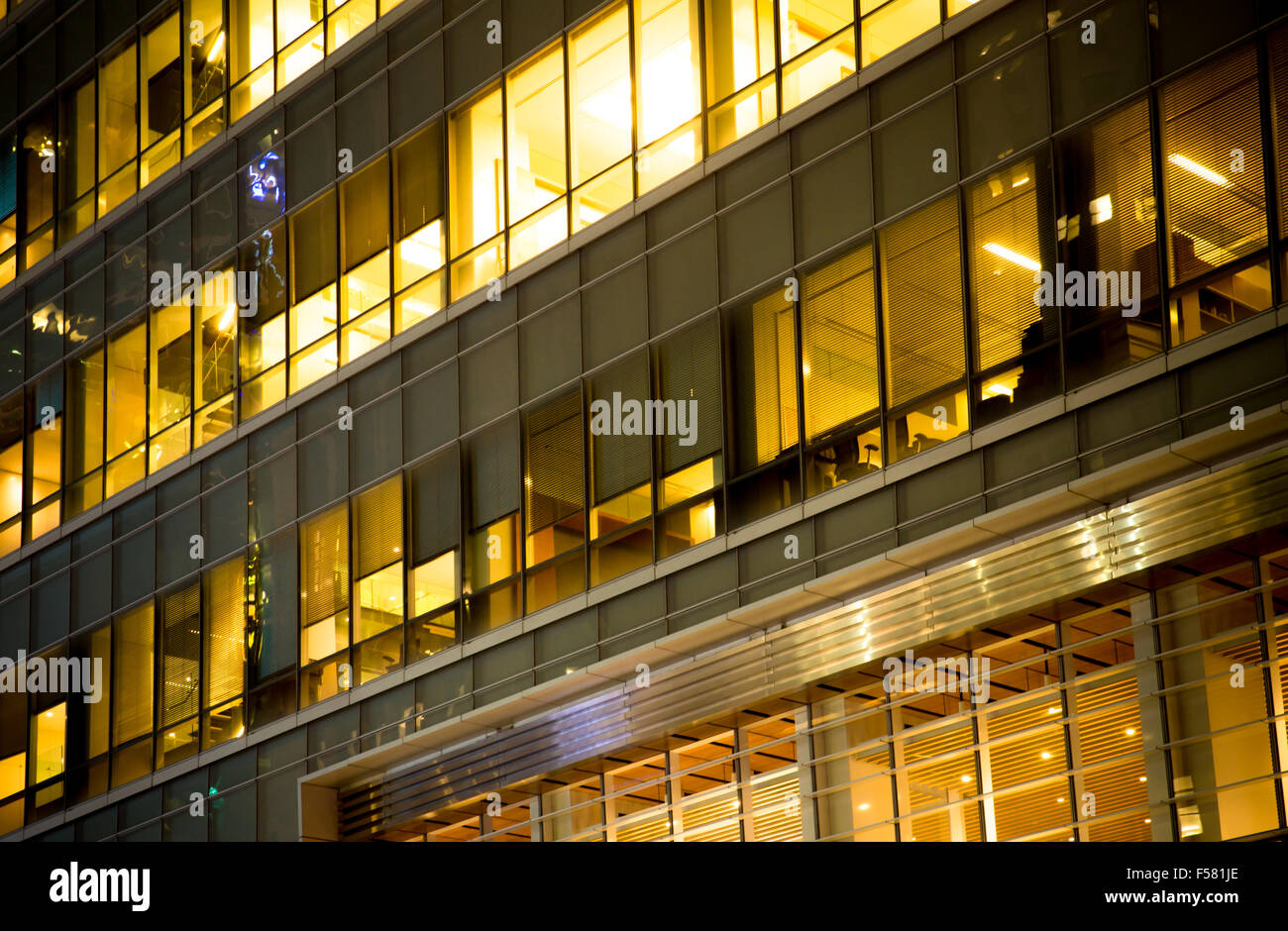 Moderno edificio con windows illuminata di notte Foto Stock