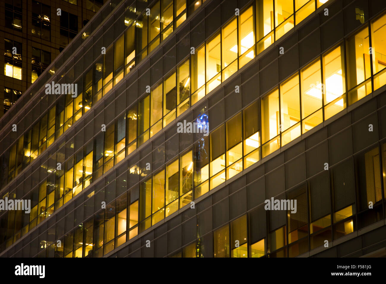 Moderno edificio con windows illuminata di notte Foto Stock