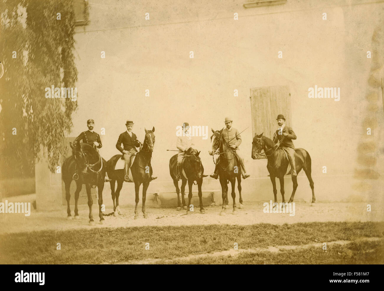 Un gruppo di uomini a cavallo, Italia Foto Stock