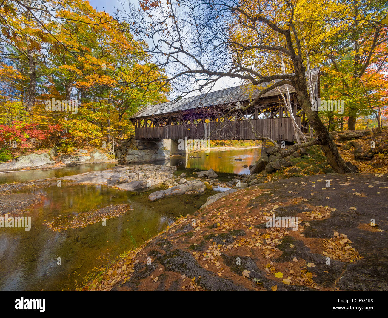 Il vecchio ponte coperto durante la caduta stagione,nella cittadina di Bethel, Maine, Stati Uniti d'America Foto Stock