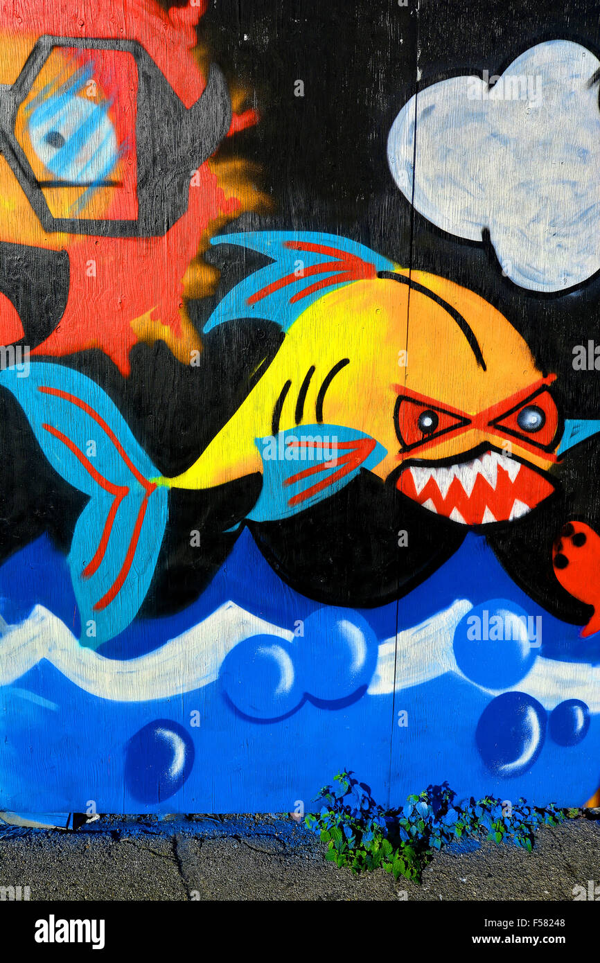 Fantasy dipinti murali North Shields, pesce, nuvole, rosso, giallo, blu, nero i colori, onde, stormy Foto Stock
