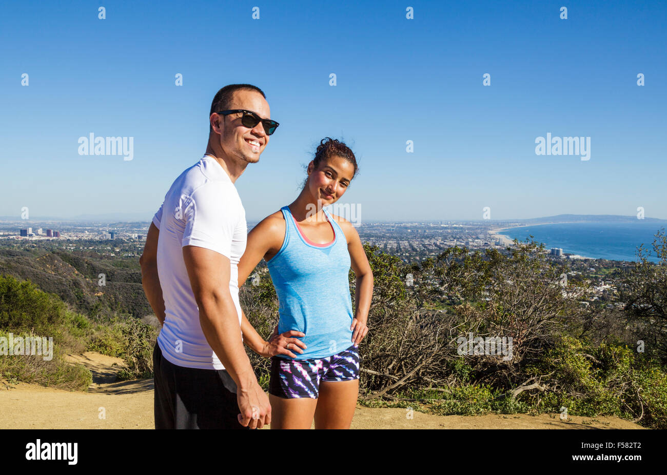 Gli escursionisti sulla Temescal Ridge Trail, con la Baia di Santa Monica a distanza Foto Stock