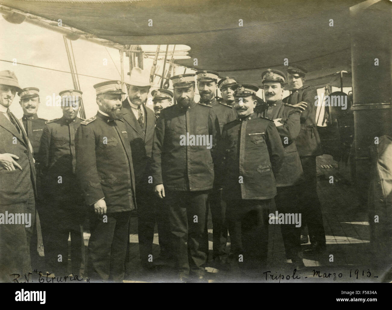 L'equipaggio dell'incrociatore corazzato RN Etruria, Tripoli, Marzo 1913 Foto Stock
