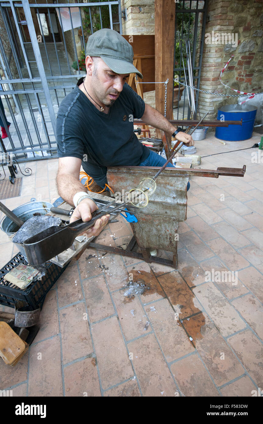 Artigiani di vetro al lavoro a Piegaro, borgo medievale, Umbria, Italia Foto Stock