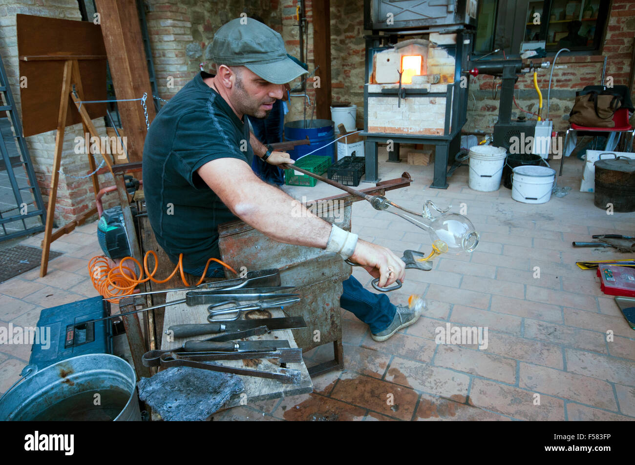 Artigiani di vetro al lavoro a Piegaro, borgo medievale, Umbria, Italia Foto Stock
