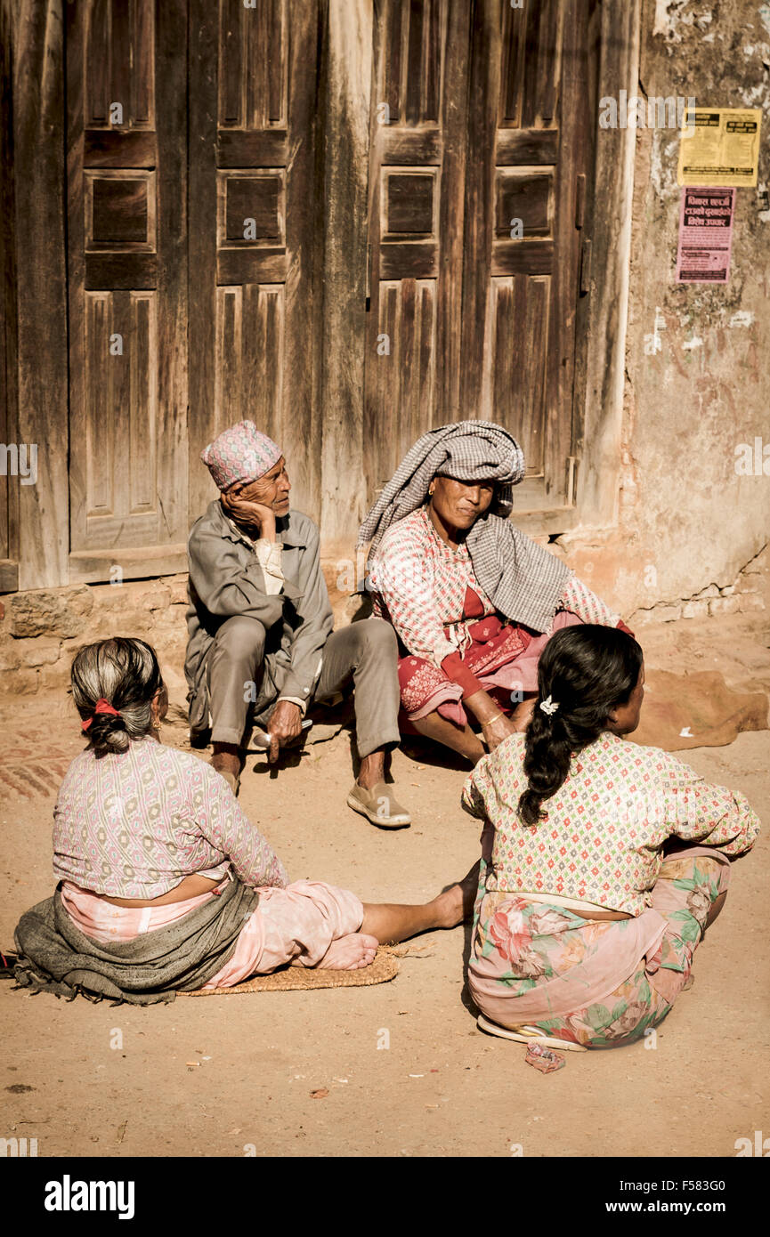 Gruppo di Nepali gli anziani del villaggio di Kathmandu in Nepal Foto Stock