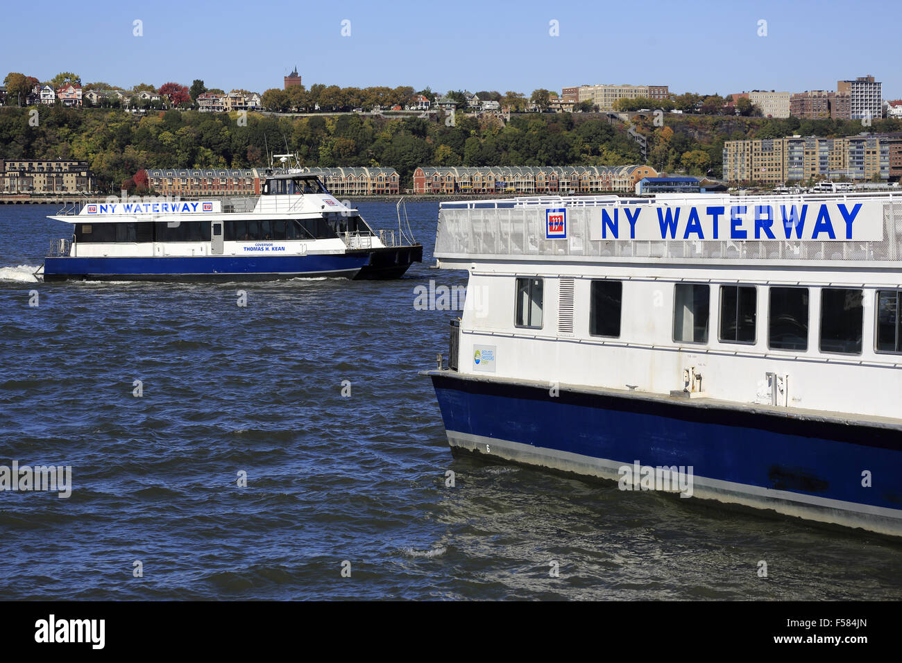 NY navigabile in traghetto sul fiume Hudson, con New Jersey in background. Manhattan, New York City, Stati Uniti d'America Foto Stock