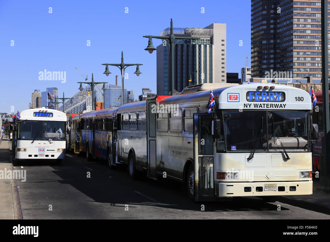 Il servizio di autobus di NY per via navigabile a West Midtown Ferry Terminal. La città di New York, Stati Uniti d'America Foto Stock