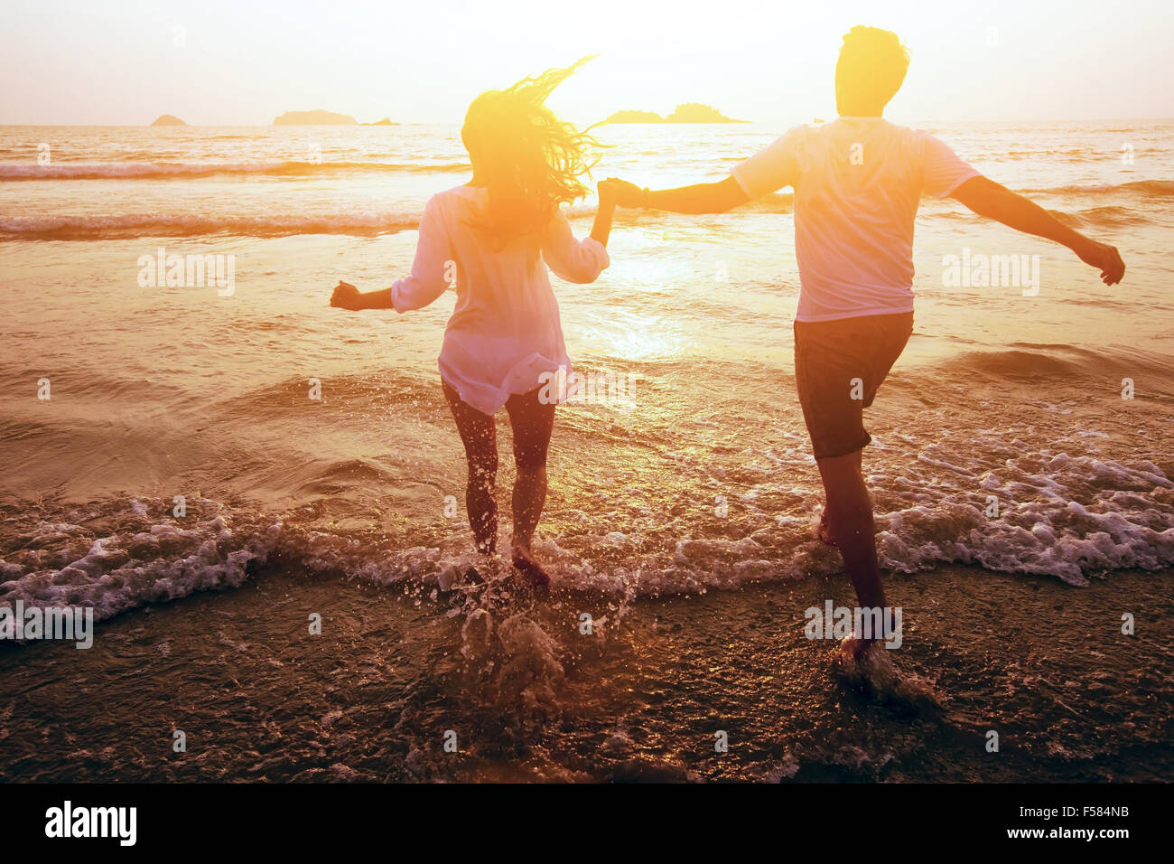 Coppia felice sulla spiaggia, le vacanze estive o la luna di miele Foto Stock
