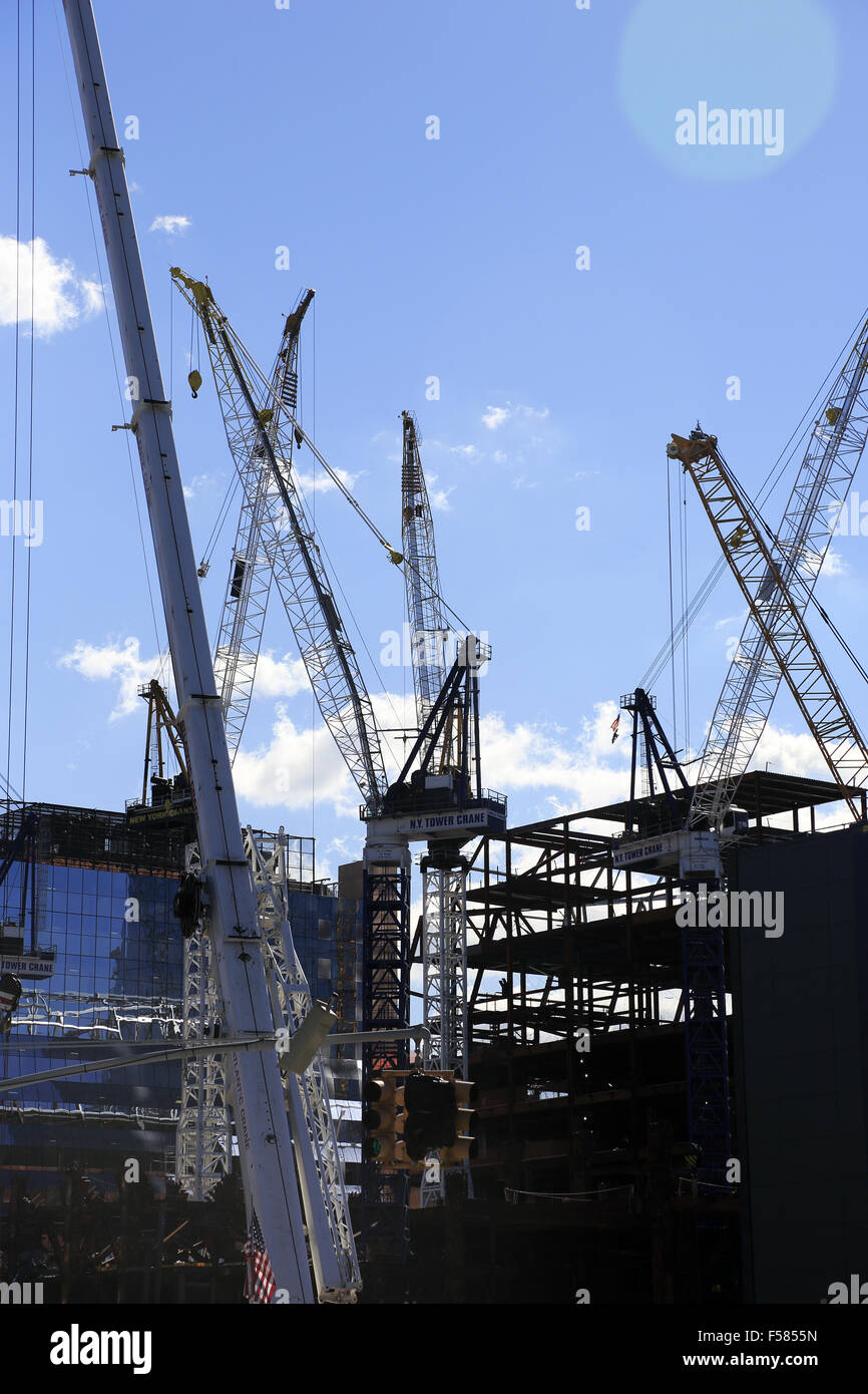 Costruzione di gru in un cantiere di Manhattan a New York City, Stati Uniti d'America Foto Stock