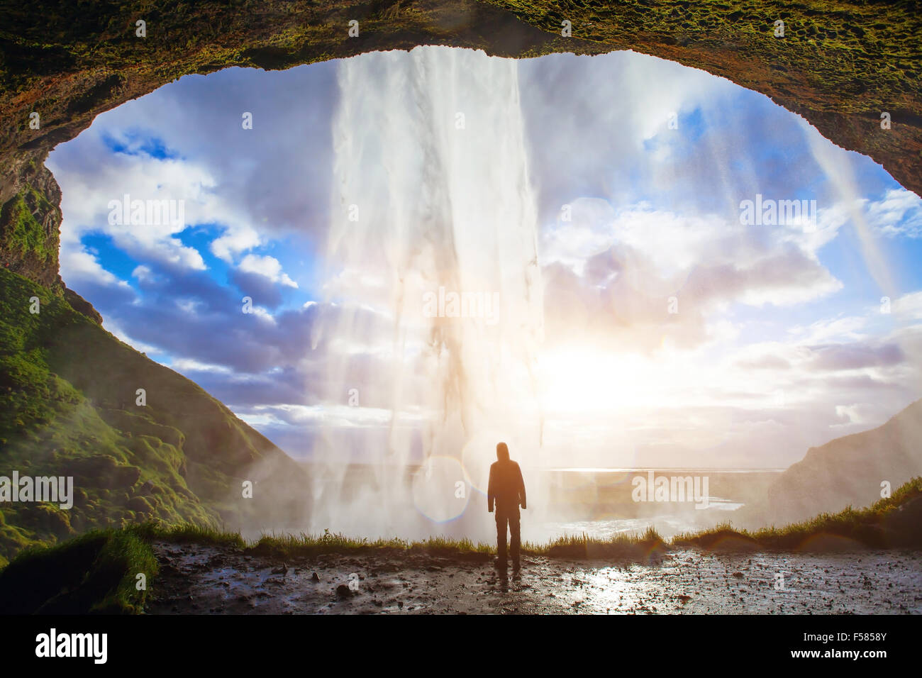 Incredibile cascata in Islanda, silhouette dell'uomo godendo di una vista fantastica della natura Foto Stock