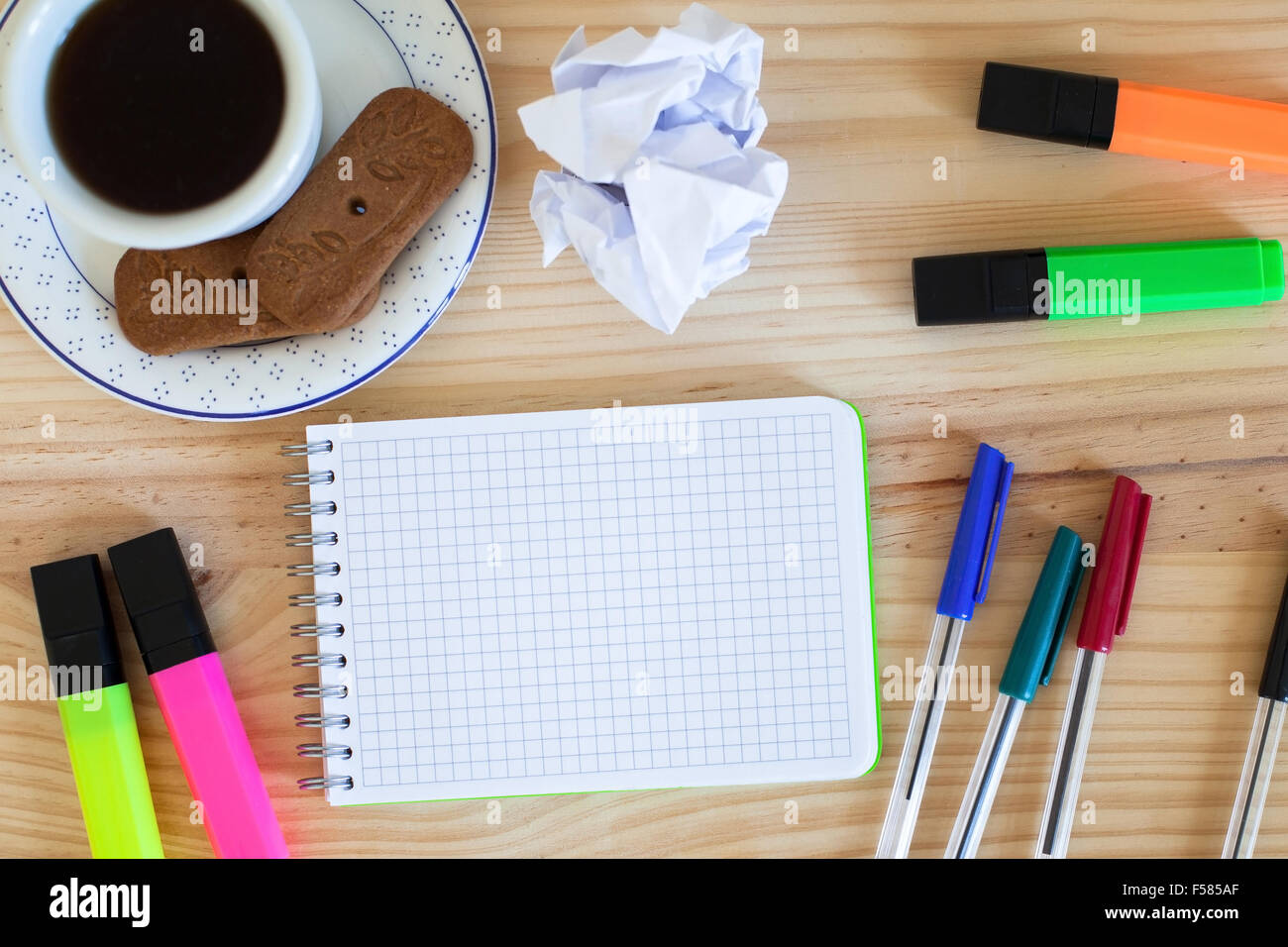Blocco note e marcatori colorati sul tavolo, vista dall'alto Foto Stock