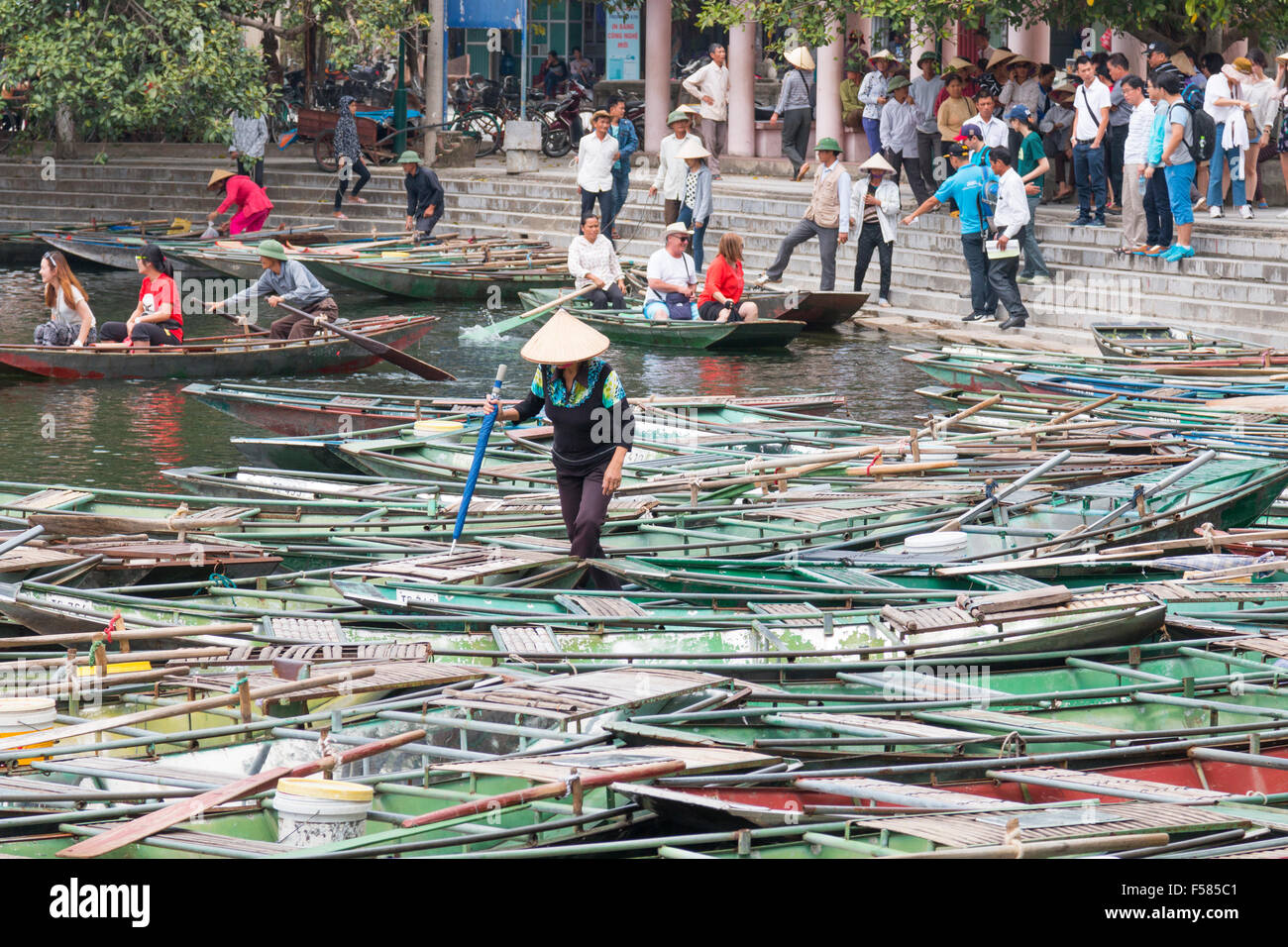 Tam Coc area di Ngo Dong fiume dove i turisti attendere a bordo di barche per la crociera per vedere le tre grotte.Vietnam Foto Stock