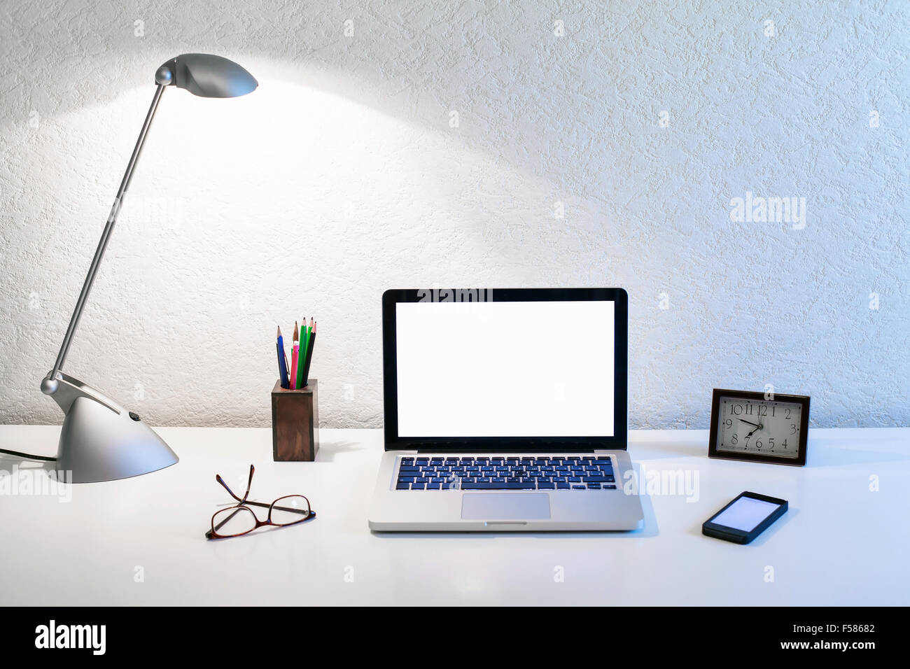 Office luogo di lavoro della persona d'affari, Tavolo con laptop e lampada Foto Stock