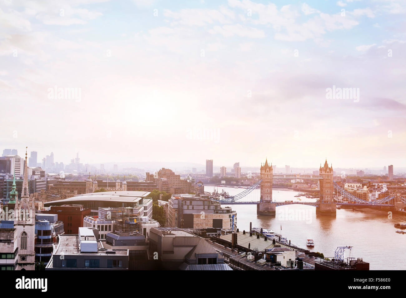 Vista panoramica di Londra, sunrise su Tower Bridge Foto Stock