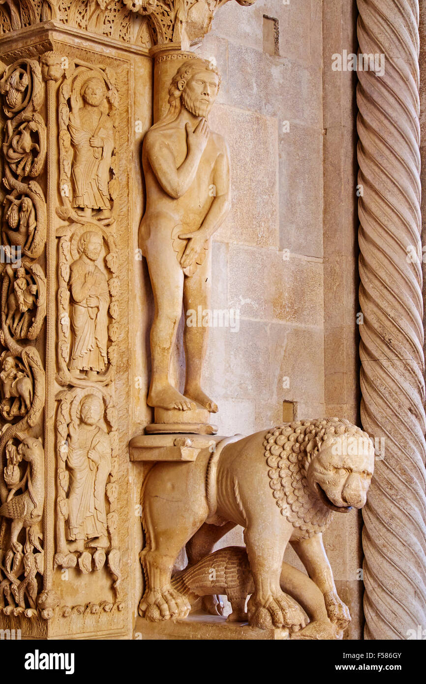Croazia, Dalmazia, Trogir, sito Patrimonio Mondiale dell'Unesco, Saint Laurent cattedrale, porta occidentale Foto Stock
