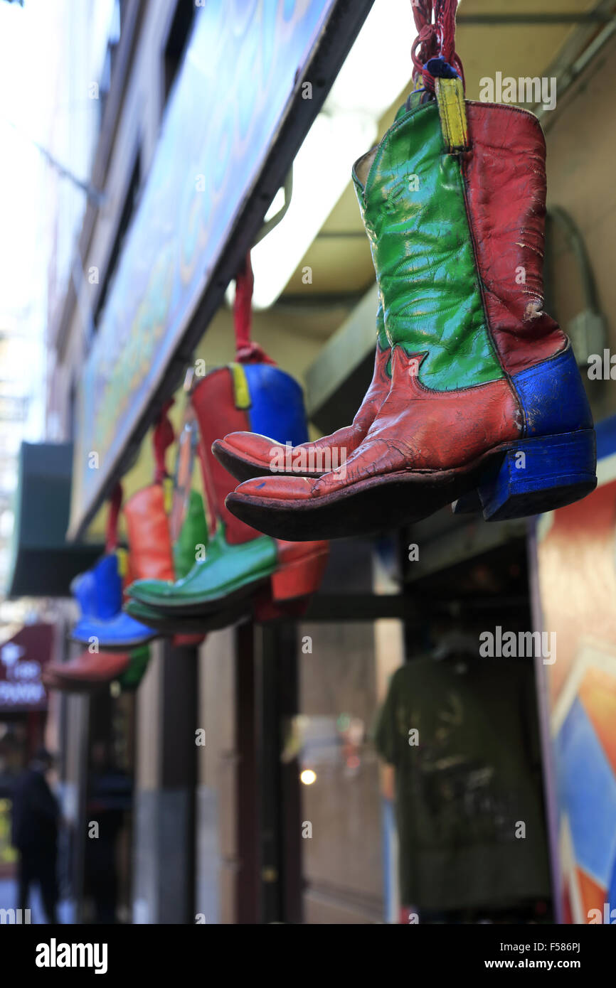 Vecchio stivali da cowboy di appendere al di fuori di un negozio. Manhattan. La città di New York. Stati Uniti d'America Foto Stock