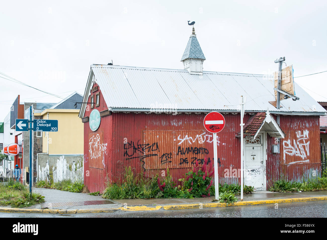 Graffiti sul centro di edificio, Ushuaia Foto Stock