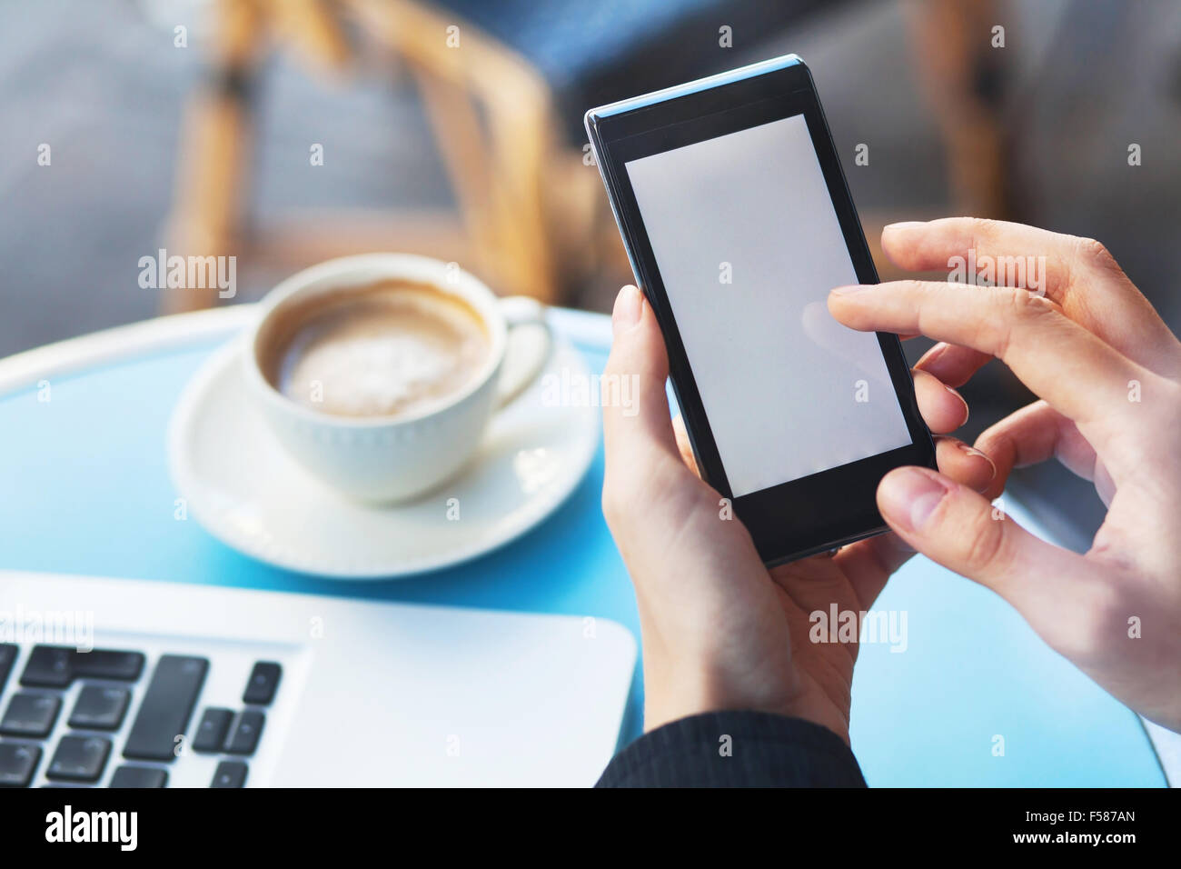 Mani con smart phone e la tazza di caffè Foto Stock