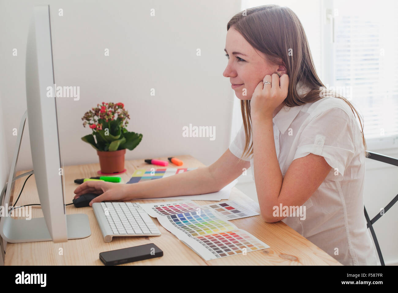 Designer che lavora con i colori Foto Stock