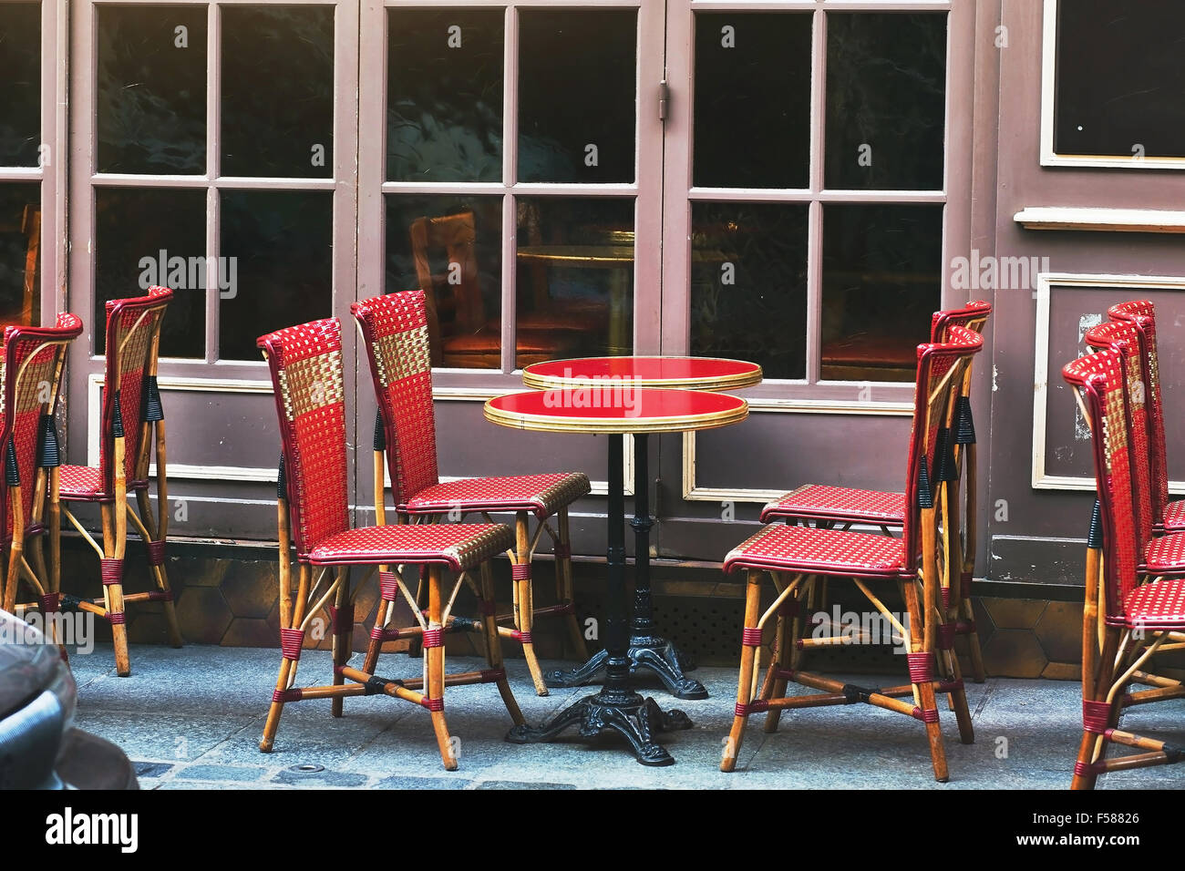 Street restaurant a Parigi con sedie di vimini Foto Stock