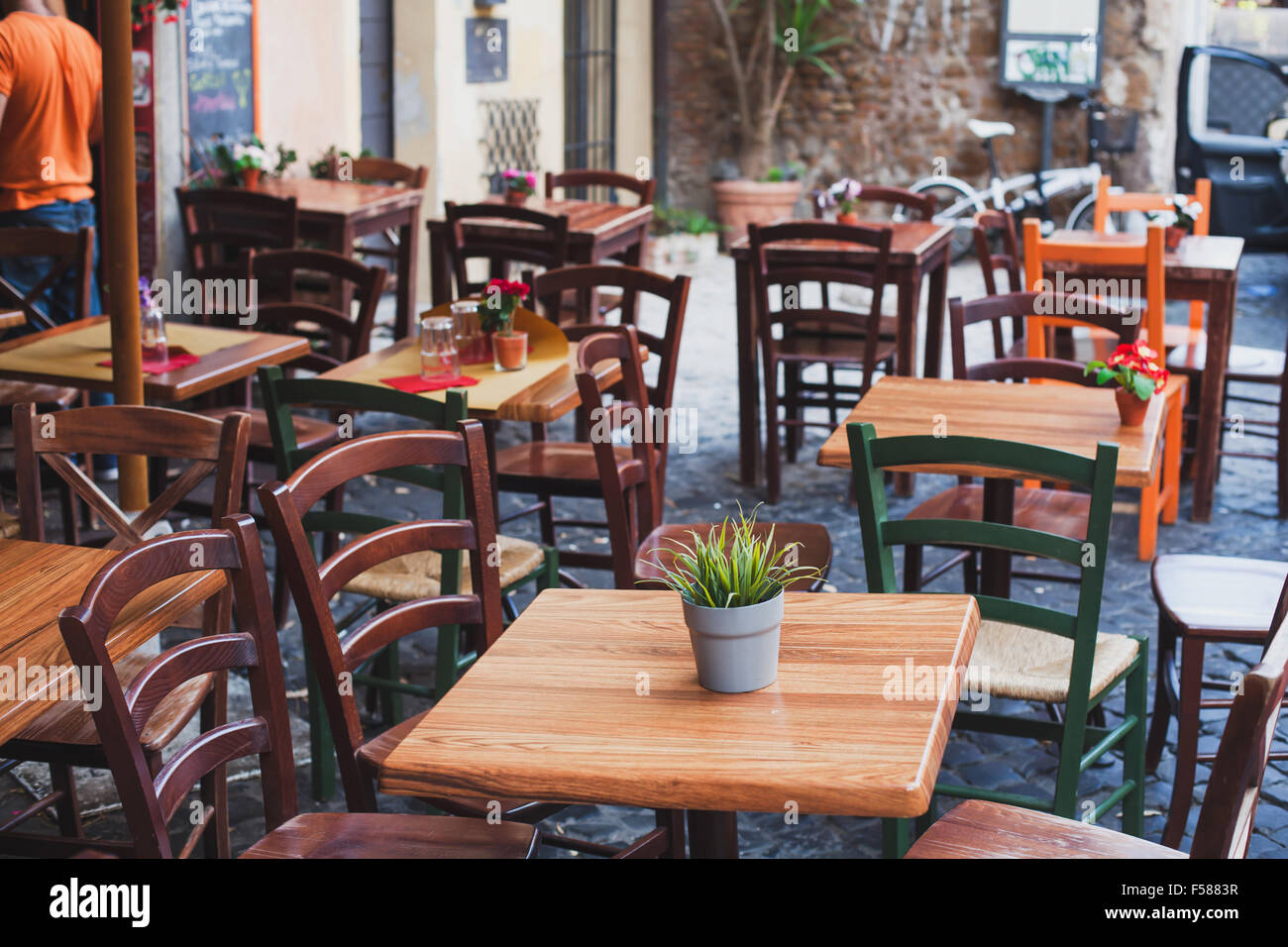 Tabella in street cafe in Italia Foto Stock