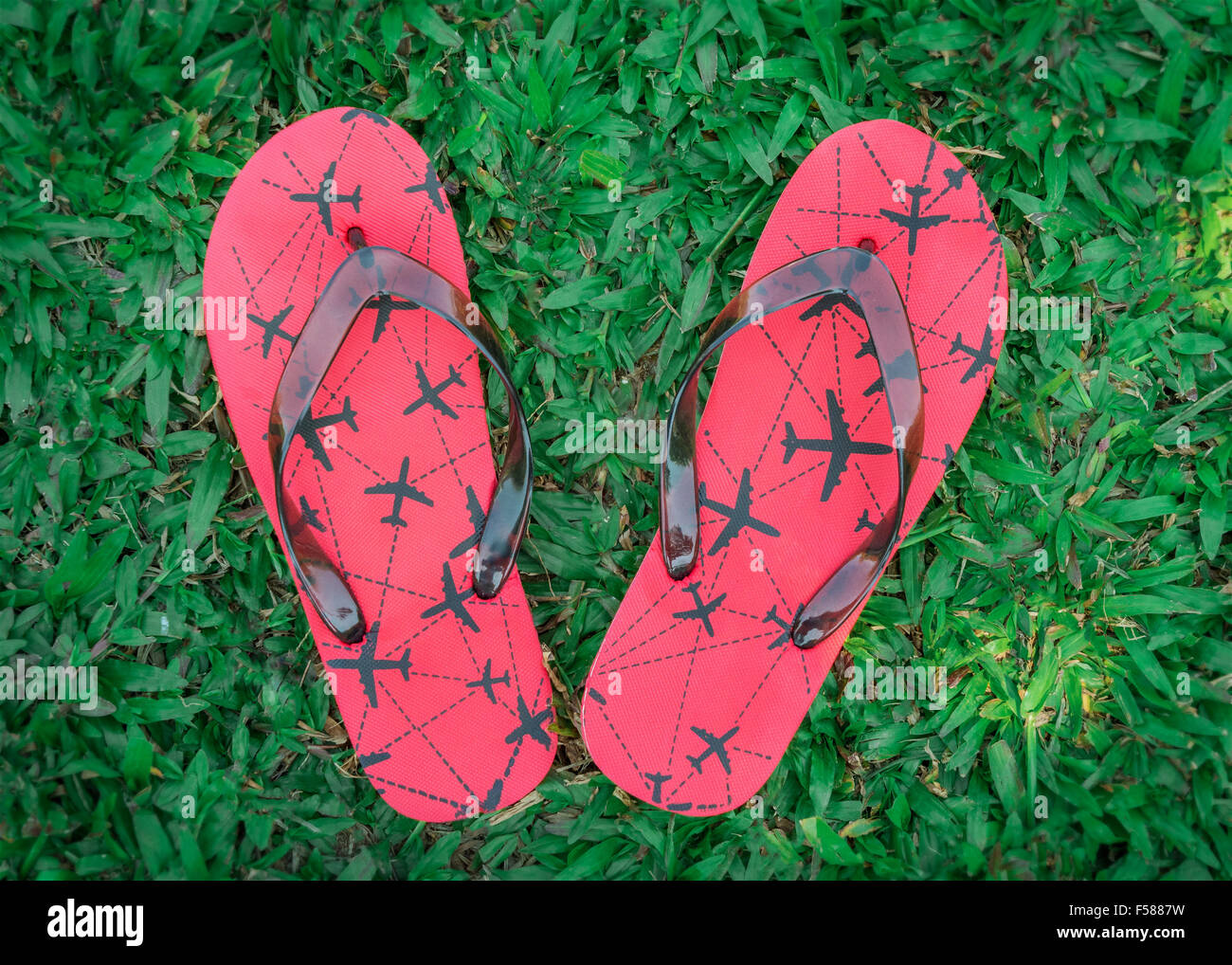 Red flipflop sandali con grafica aereo, nessuno e pronti per l'avventura. Foto Stock