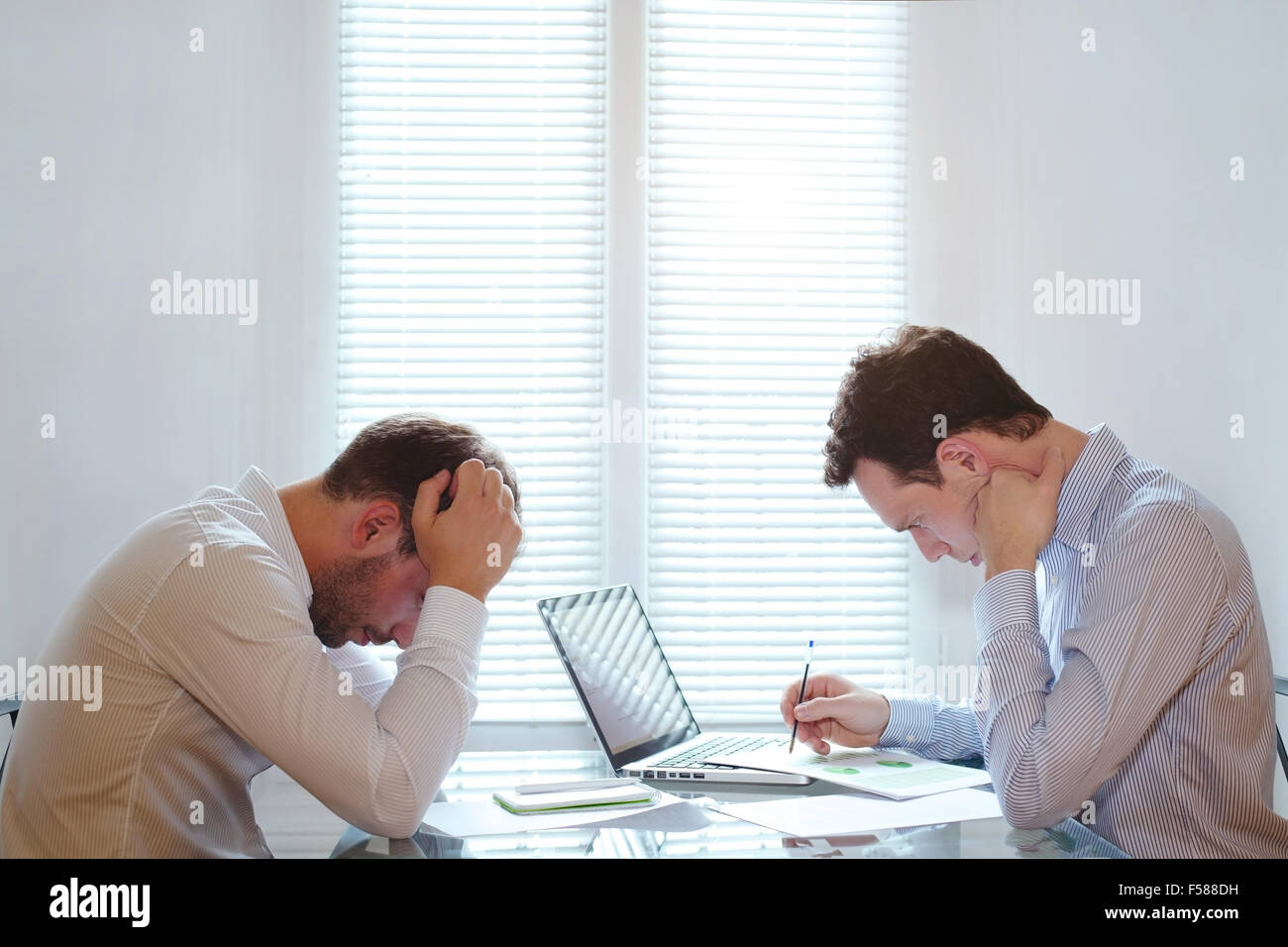 Stanco di uomini di affari, la crisi finanziaria in business Foto Stock