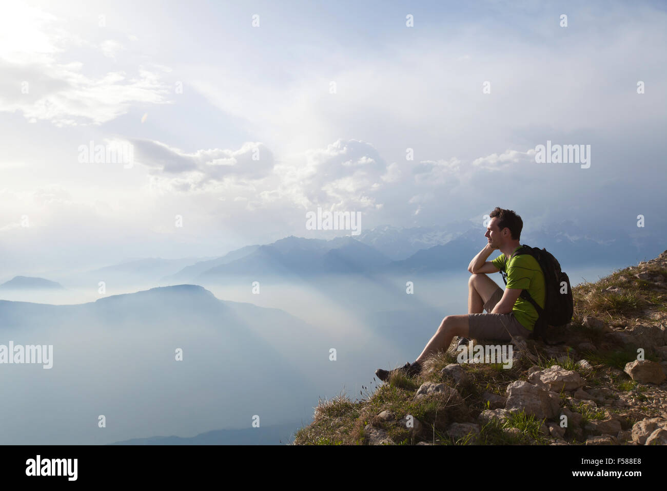 Traveler godendo di una vista panoramica durante l'escursione, bello sfondo con paesaggio di montagna Foto Stock