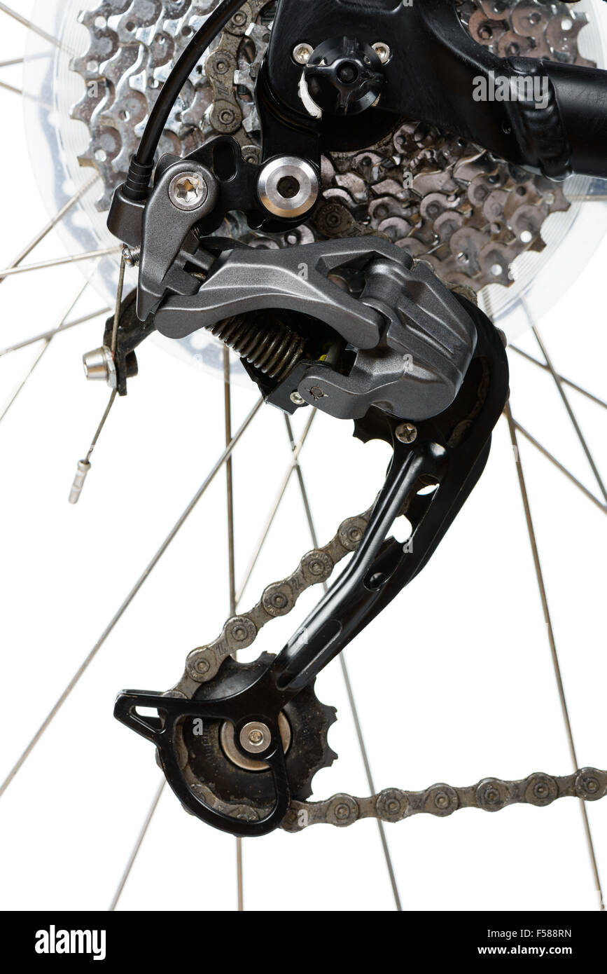 Vista dettagliata del deragliatore posteriore della mountain bike (MTB), isolata su bianco Foto Stock