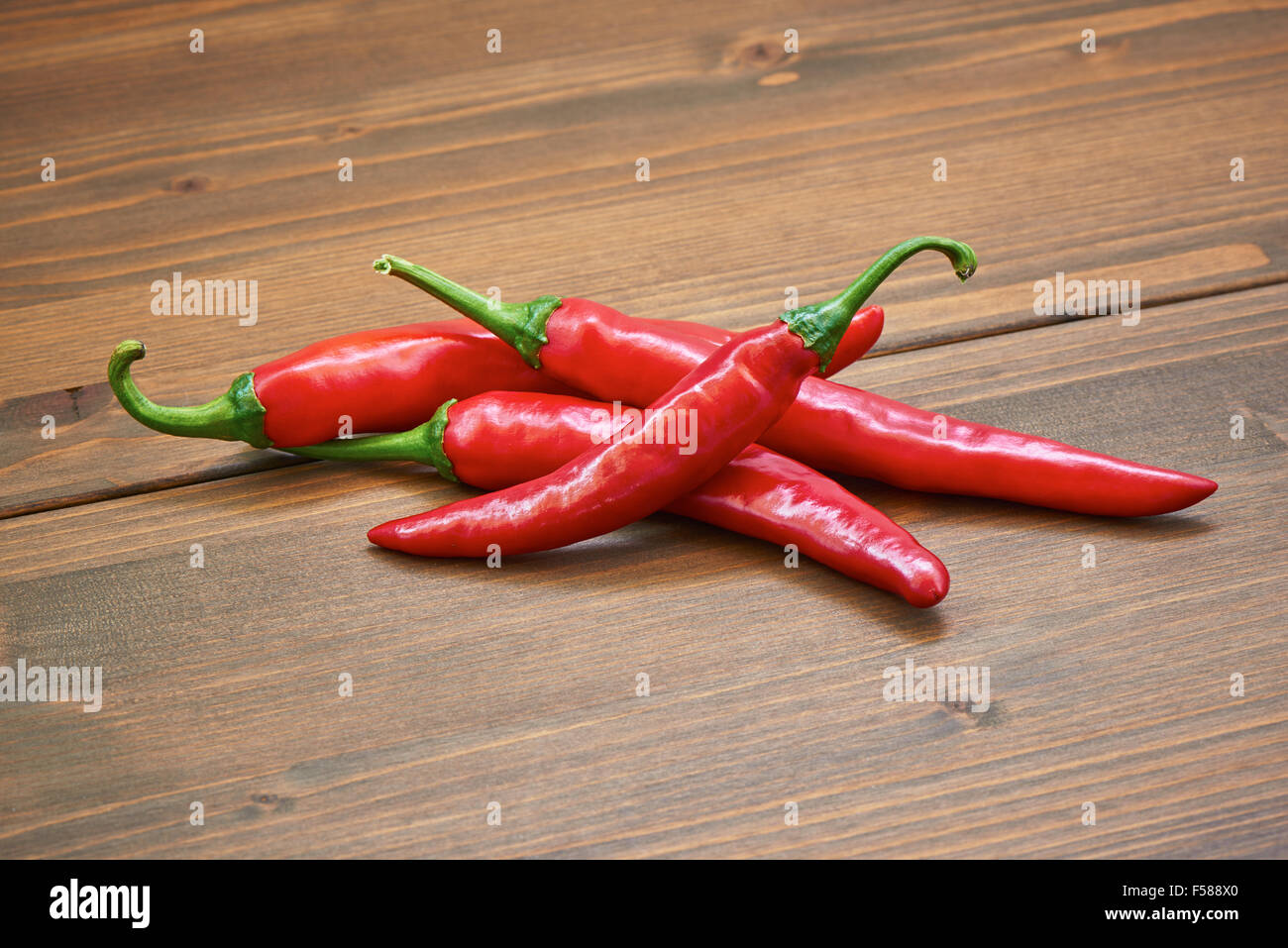 Primo piano della Korean red hot chili peppers su un tavolo di legno Foto Stock