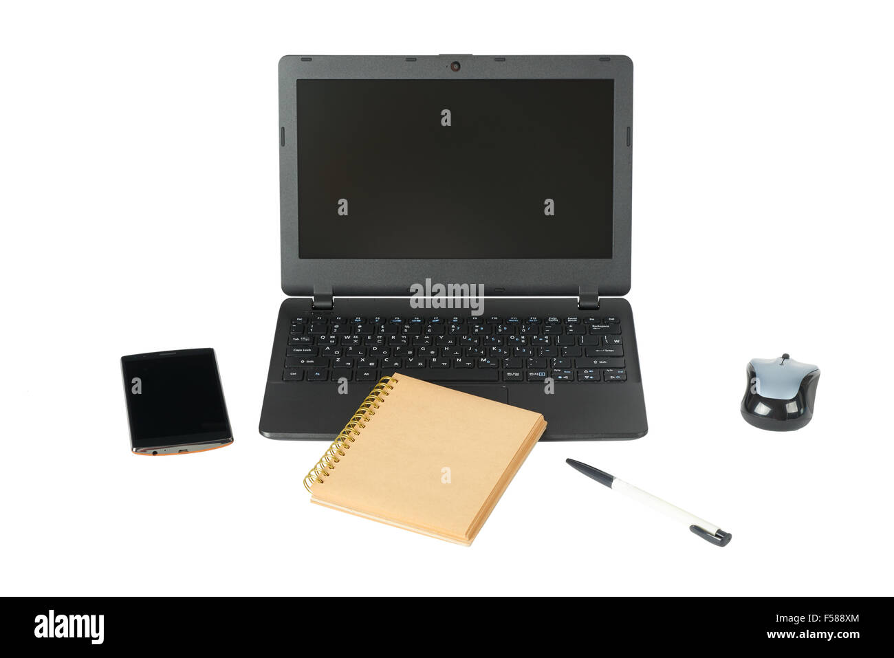 Smartphone, computer portatili e nota memo con penna a sfera, isolato su bianco Foto Stock