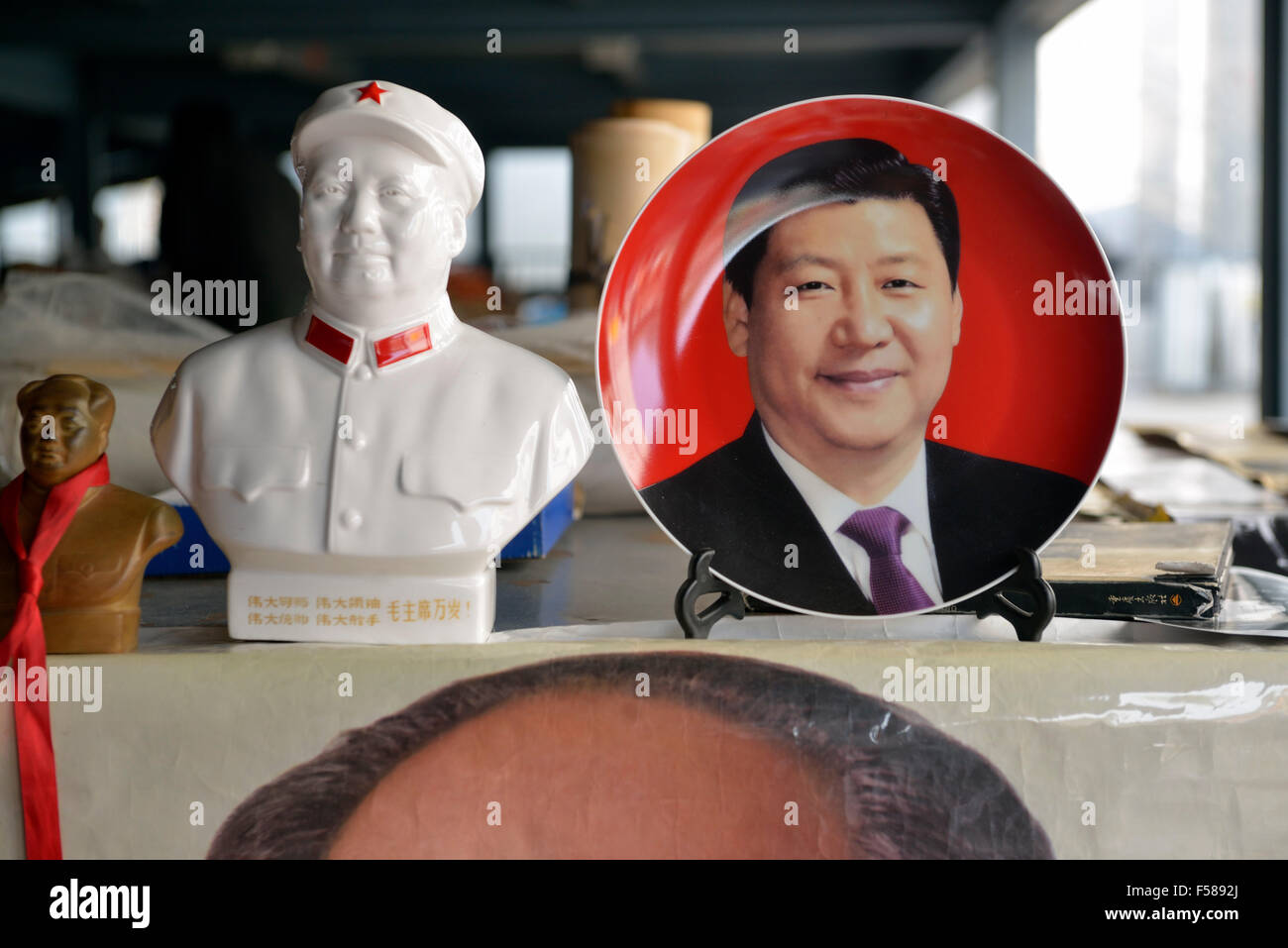 I cimeli del presidente cinese Xi Jinping sono in vendita con quelli di Mao Zedong nel mercato delle pulci di Panjiayuan a Pechino, in Cina. 2014 Foto Stock