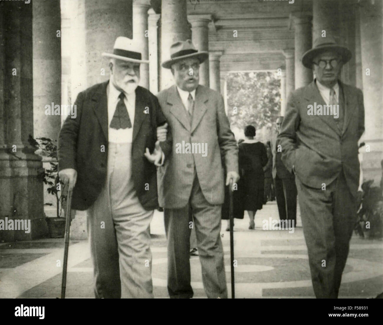 Gli uomini anziani a piedi, Italia Foto Stock