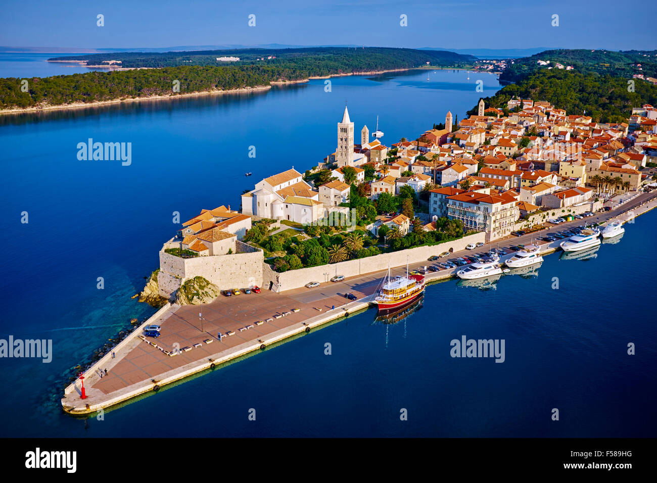 Croazia, baia di Kvarner, Isola e citta di Rab, porto vecchio Foto Stock