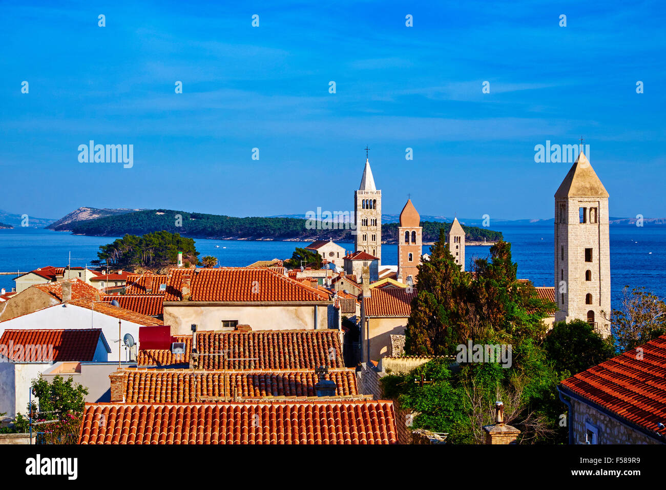 Croazia, baia di Kvarner, Isola e citta di Rab, successione di campanili Foto Stock