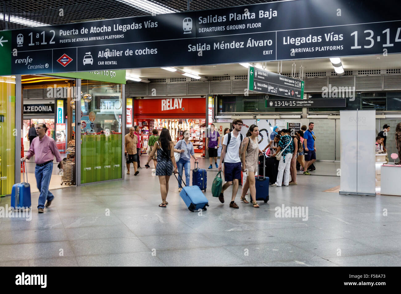 Madrid Spagna,Arganzuela etnica ispanica,Estacion de Madrid Atocha,Madrid Puerta de Atocha,stazione ferroviaria,interno,ad,cartello,direzione,arri Foto Stock