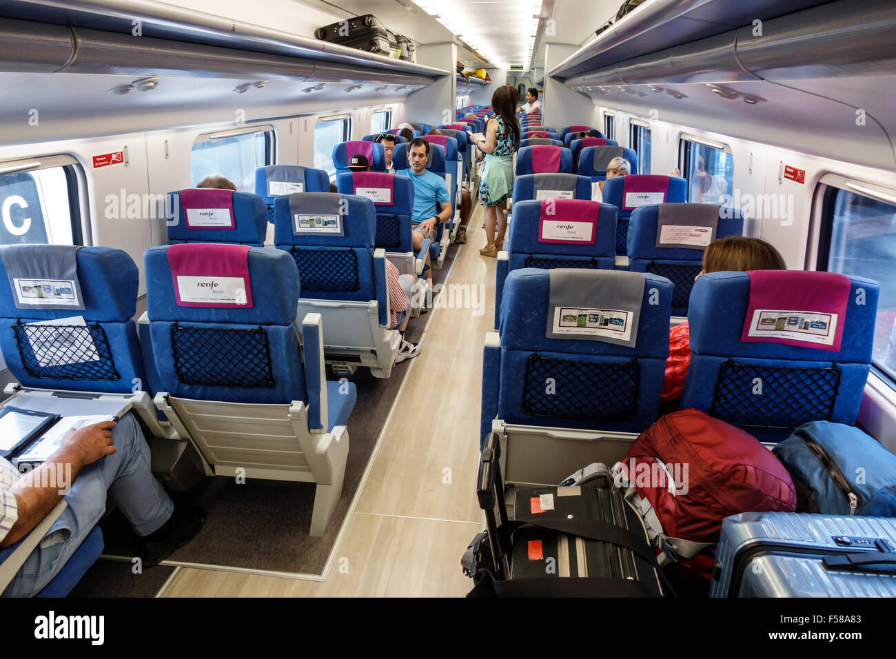 Madrid Spagna,Arganzuela ispanica,Estacion de Madrid Atocha,Madrid Puerta de Atocha,stazione ferroviaria,interno interno,binario,treno,passenge Foto Stock