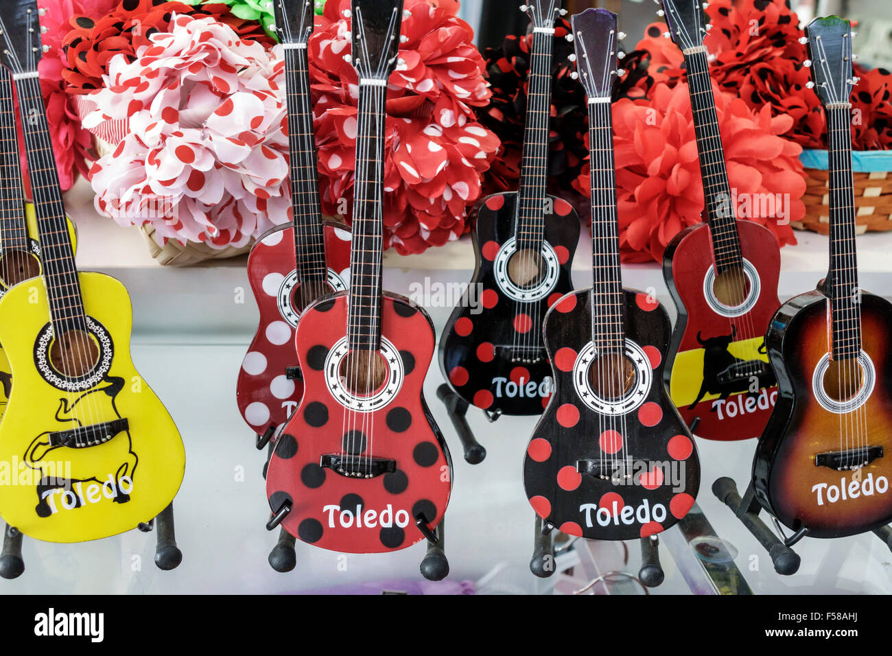 Toledo Spagna,Europa,spagnolo,pois ispanico polka,chitarra flamenco,souvenir,shopping shopper shopping shopping negozi mercati di mercato di vendita di acquisto Foto Stock