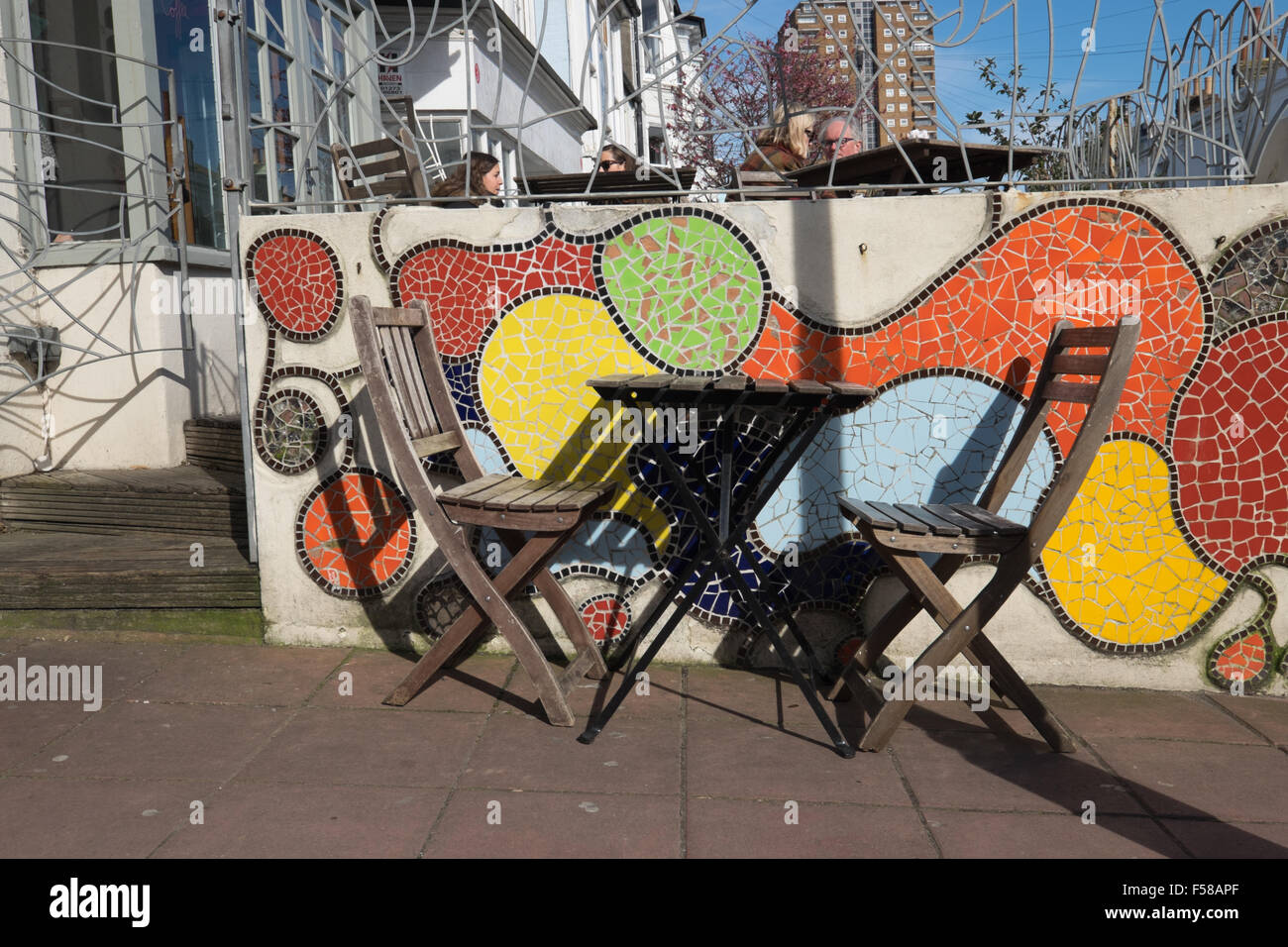 Graffiti e cafe tabelle nel nord Laines distretto di Brighton Foto Stock