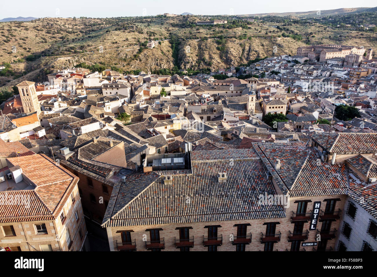 Toledo Spagna,Europa,Spagnolo,Sito Patrimonio Mondiale dell'Umanita' Ispanico,centro storico,skyline,vista panoramica,piastrelle in botte di argilla rossa,residenze,edifici,tetti,hi Foto Stock