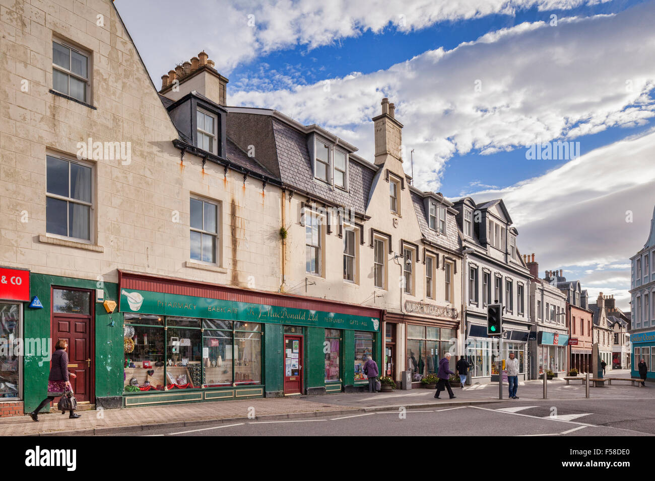 I negozi e gli amanti dello shopping lungo Cromwell Street a Stornoway, isola di Lewis, Ebridi Esterne, Scotland, Regno Unito. Foto Stock