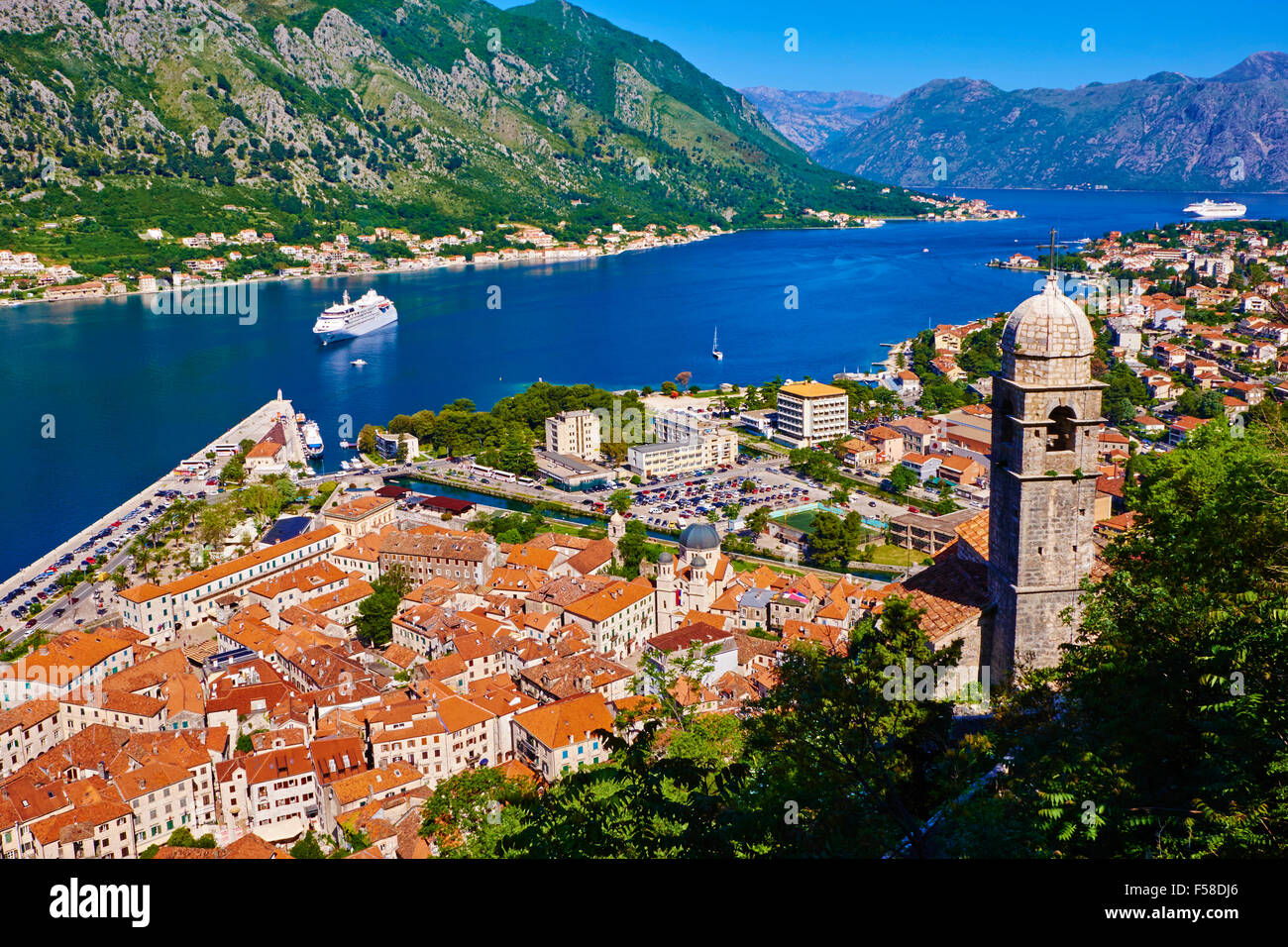 Montenegro, costa adriatica, Baia di Kotor, Kotor, vista in elevazione sopra la Città Vecchia, del fiordo e delle montagne dalle pareti del Koto Foto Stock