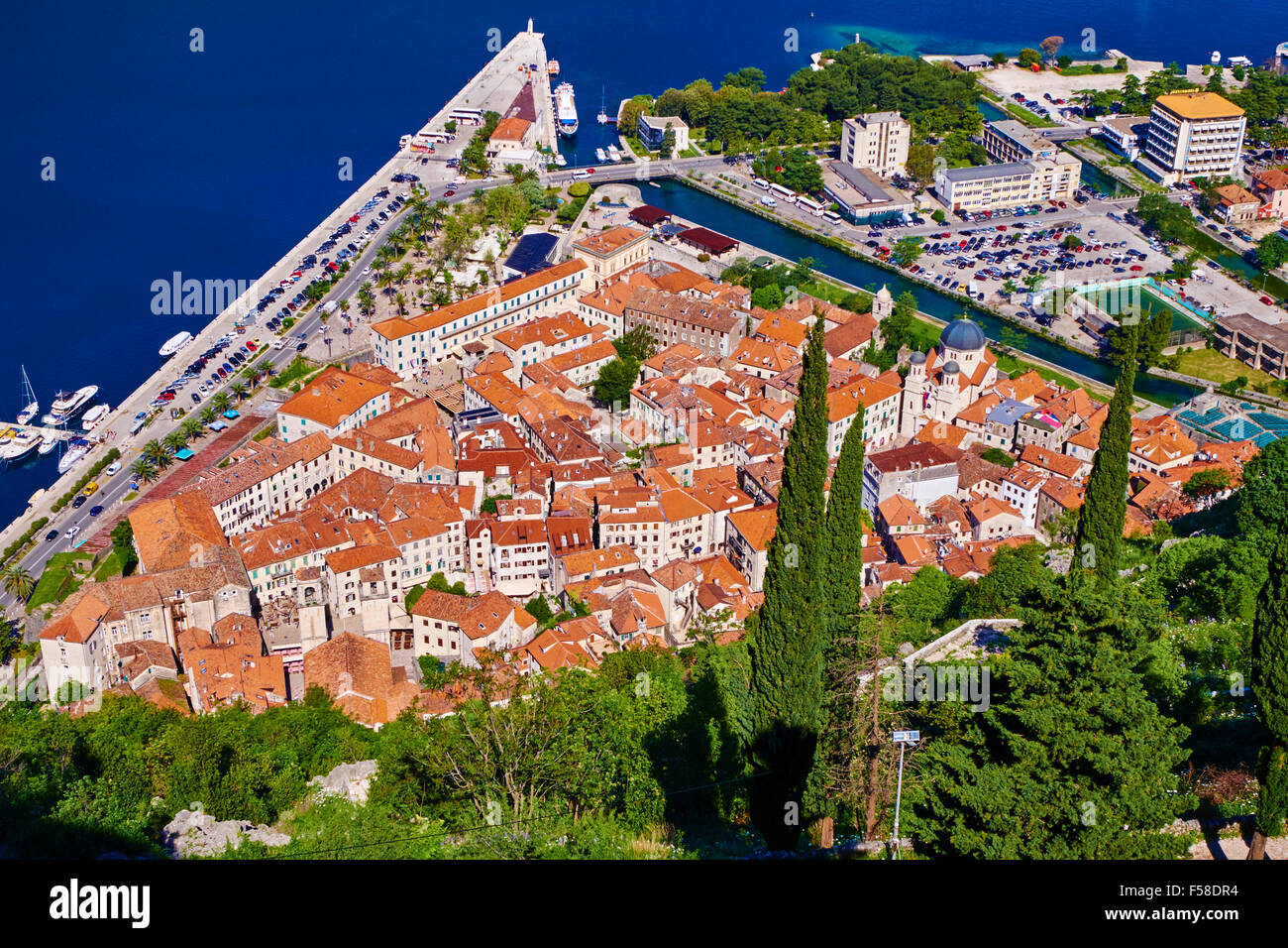 Montenegro, costa adriatica, Baia di Kotor, Kotor, vista in elevazione sopra la Città Vecchia, del fiordo e delle montagne dalle pareti del Koto Foto Stock