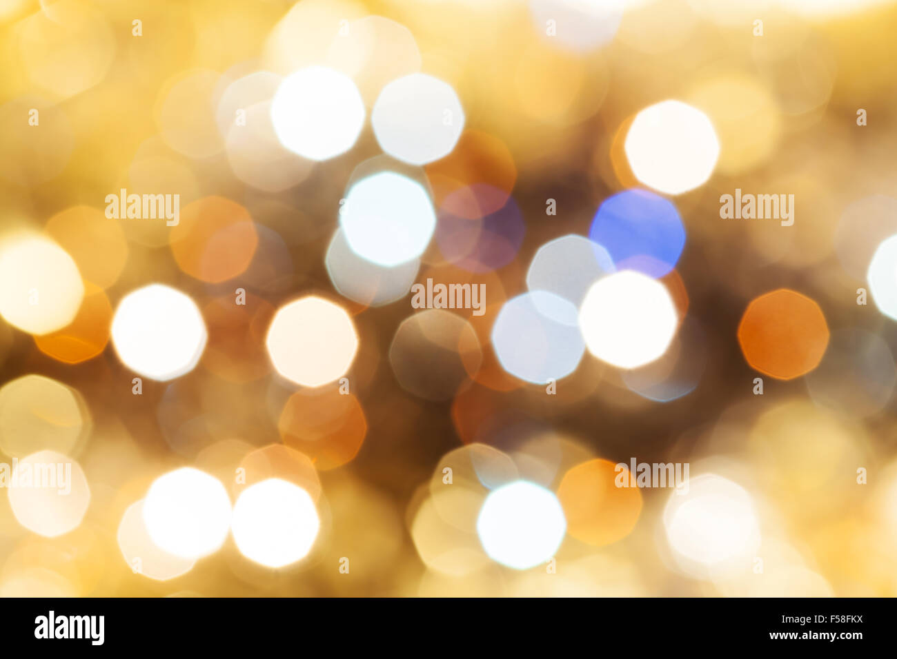 Abstract sfondo sfocato - marrone chiaro e blu scintillanti luci di Natale bokeh di le ghirlande elettriche su albero di Natale Foto Stock