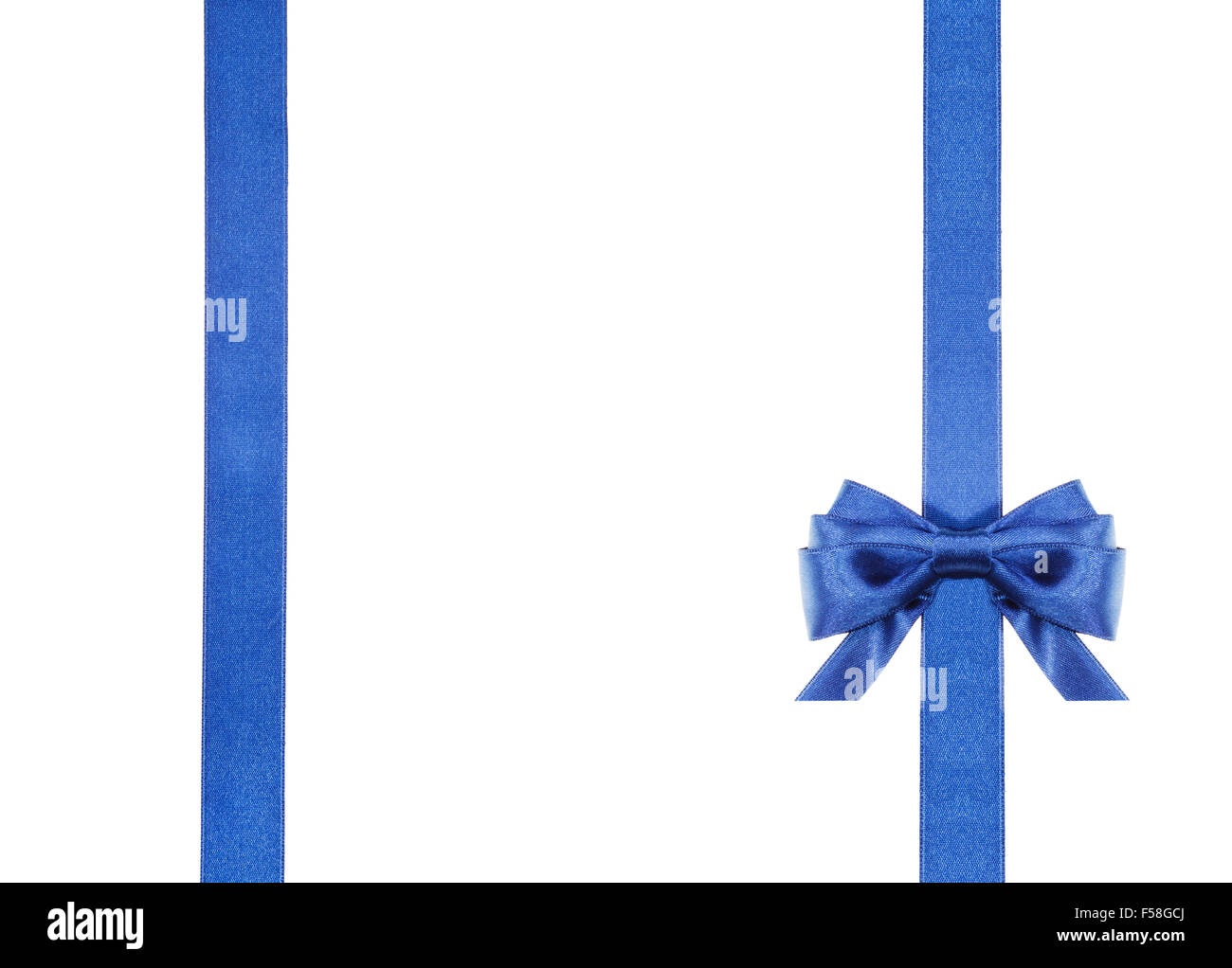 Uno blu satin nell'angolo inferiore destro e due nastri verticali isolati orizzontali su sfondo bianco Foto Stock